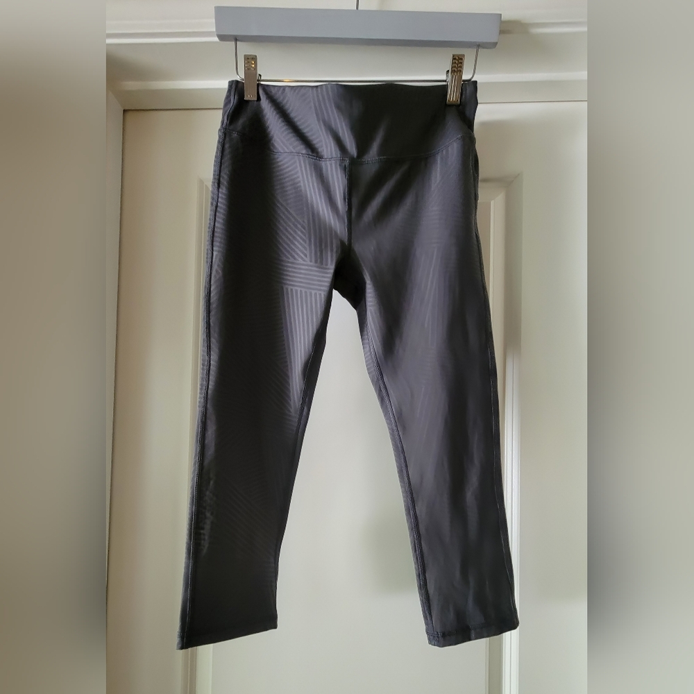 EUC - Marika Capri Leggings Grey Patterned Size M